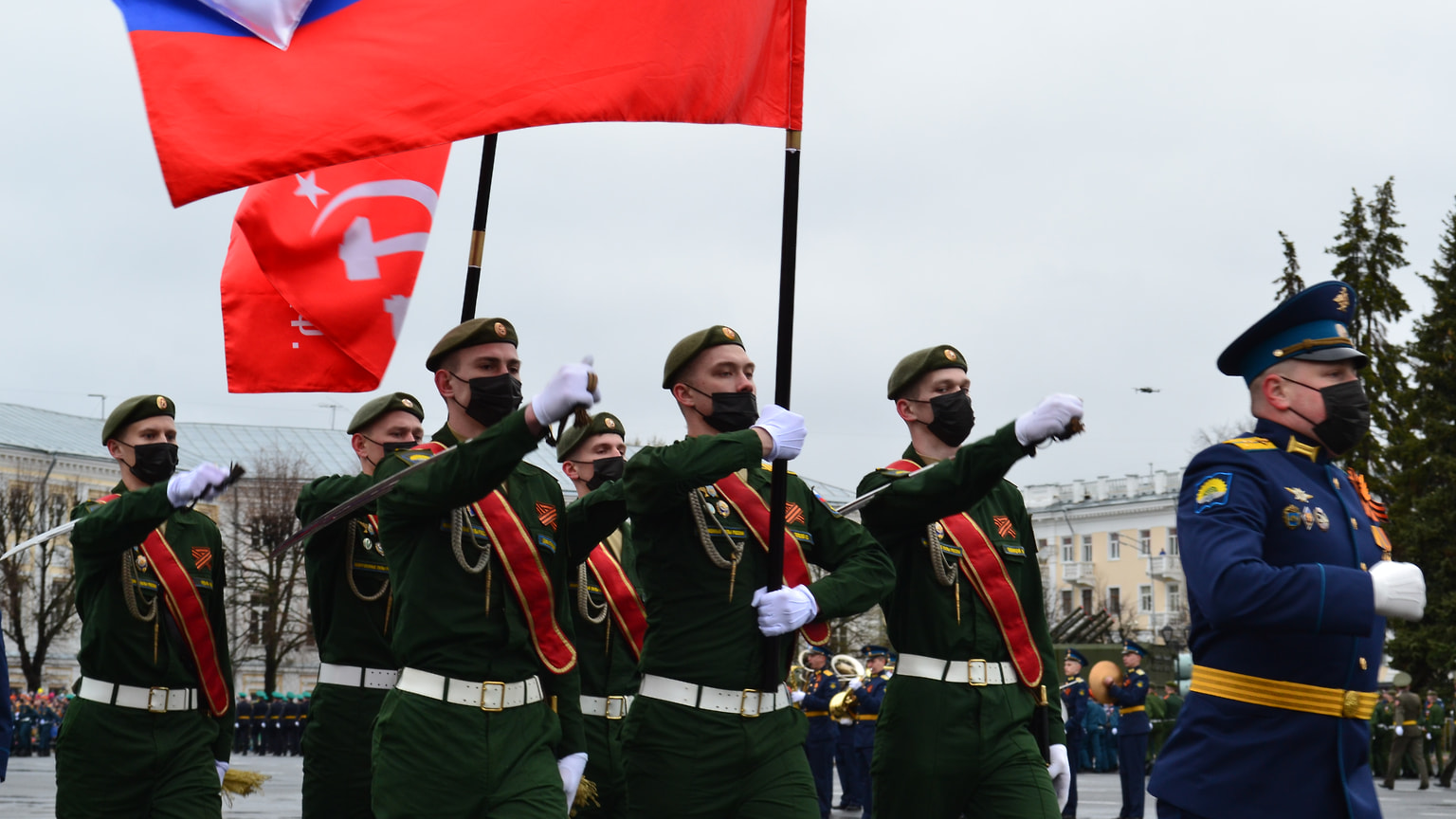Вынос флага Российской Федерации и Знамени Победы.