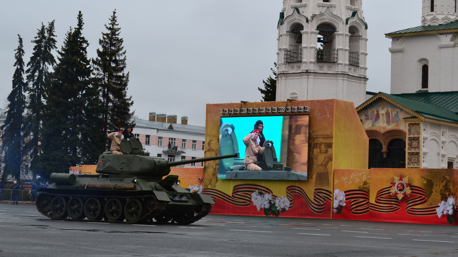 Парад продолжила военная техника. На фото легендарный танк Т-34-85.