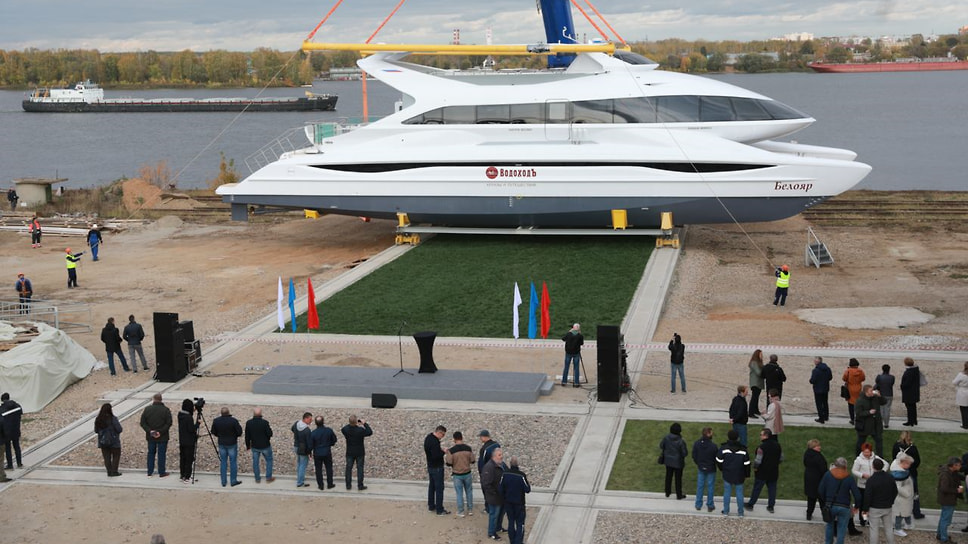 Спуск на воду электрокатамарана