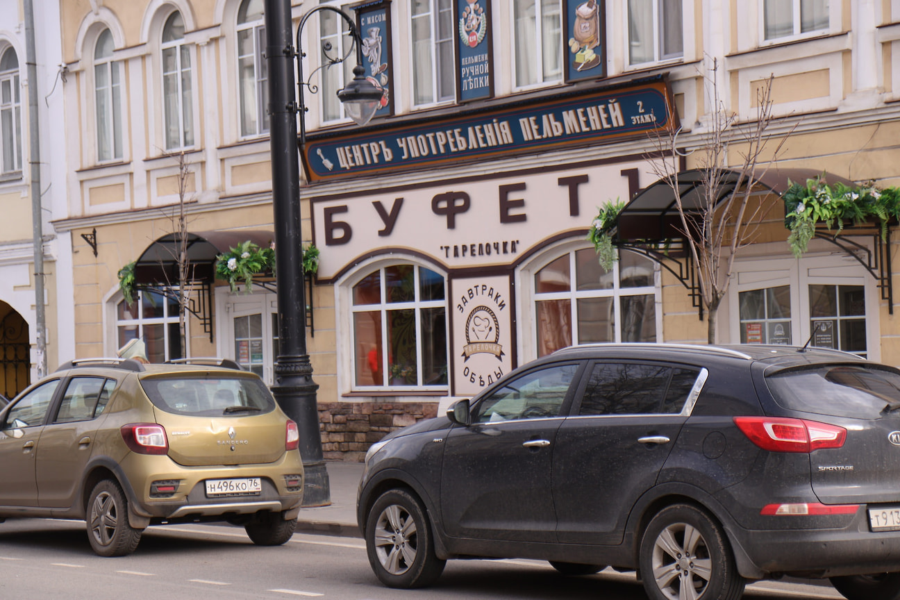 Старинная вывеска позволяет играть с рекламными текстами