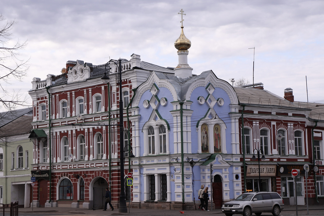 Часовня Югской Дорофеевой пустыни в обрамлении старинных вывесок