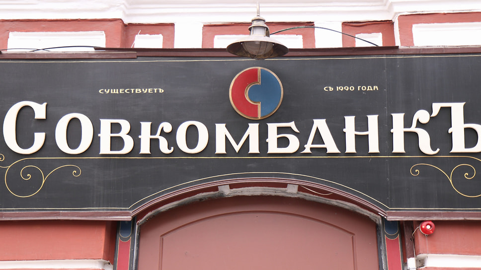 Ретро-фонарь удачно дополняет вывеску