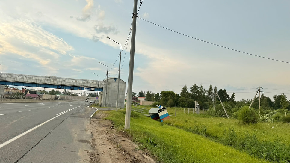 Под Ярославлем ветер снес остановку 