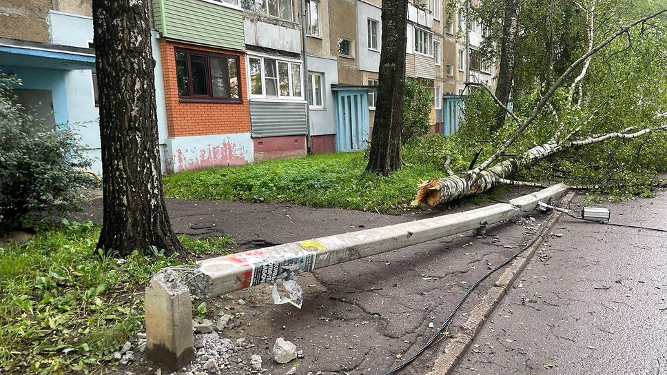 В Ярославле на проспекте Дзержинского столб упал на ребенка, мальчика увезли в больницу, возбуждено уголовное дело о халатности 