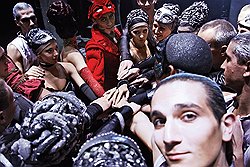 ФЕЕРИЧНОСТЬ  На отделку каждого костюма к «Монте-Кристо» ушло по 1440 камней Swarovski 