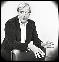 МЕЖ ДВУХ СТУЛЬЕВ Решившись на измену, Дмитрий Горин не стал верным слугой акционеров «Гуты» и лелеял план вернуть компанию Бельтюковой