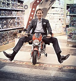 ПОДДАЛ ГАЗУ Александр Лопатин рассчитывает въезжать в новые торговые центры с целым пулом разнообразных магазинов, добиваясь существенных скидок