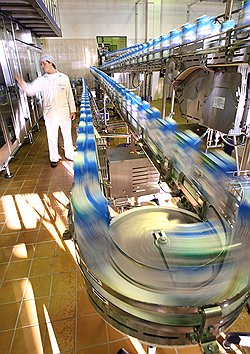 МАШИНА ВРЕМЕНИ  Упаковочные линии Tetra Pak на заводах «Ополья» не должны останавливаться ни на минуту, иначе они не окупятся 