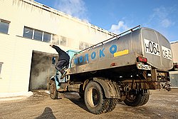 МОЛОЧНЫЙ ДЕСАНТ  Молоковозы приезжают на завод каждый день, ведь коровы доятся, не зная ни праздников, ни выходных 