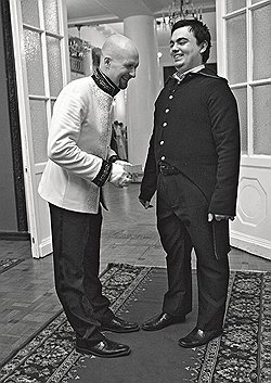 ГОСПОДА ОФИЦЕРЫ  На весенний бал «Золотых лесов» Владимир Молодых надел кирасирский мундир 20-х годов XIX века 