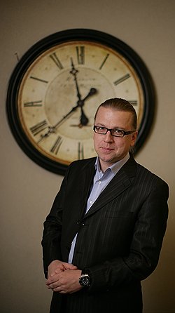 Алексей Андреев, президент брэндингового агентства Depot WPF: покупатель предлагает цветочнице: если моя девушка удовлетворит мои нескромные желания, я заплачу за цветы. А нет — цветы не сработали, денег не дам. Кто этот покупатель? Псих, желающий подстраховать свои поступки чужой ответственностью 