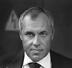 КООПЕРАТОР Стартовый капитал Ярослав Живов заработал в 1988 году, организовав кооператив по мытью окон, а первые серьезные деньги ему принесла продажа видеокассет
