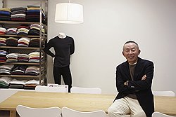 ТО ЖЕ, НО В ЦВЕТЕ. Бизнес-модель Uniqlo — ограниченный ассортимент вещей, представленных в максимально широкой цветовой палитре