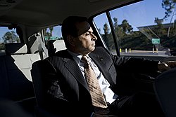 УБИЙЦА ИЗДЕРЖЕК  Чтобы спасти Nissan, Карлос Гон уволил 21 тыс. рабочих, закрыл пять заводов и сократил расходы на закупки на 20% 