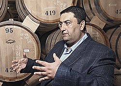 ХРАНИТЕЛЬ БОЧЕК  Директор ЕКЗ Ара Григорян верит, что через год его предприятие не будет ощущать никаких последствий кризиса 