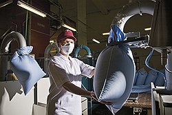 СПЛОШНОЕ НАДУВАТЕЛЬСТВО. Сырье в подушки поступает из сушильного цеха по специальным пухопроводам