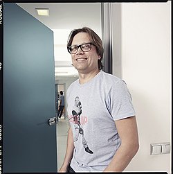 Бизнес как зеркало Михаил Николаев любит телефоны с большими кнопками. "Я же сам очкарик", — говорит он