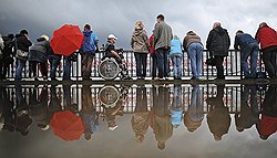 Петербург на колесах Передвижение по городу сопряжено для инвалидов со множеством проблем. Препятствием для коляски могут стать не только ступени и бордюры, но даже небольшие желобки для стока воды