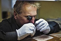 Под микроскопом   В производстве ювелирных часов велика доля ручного труда 