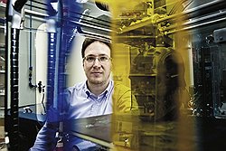 Владимир Кузнецов, руководитель проекта Fab Lab "Компании хотят работающий прототип. в 3D-принтере нельзя вырастить мобильник, по которому можно позвонить, или чайник, который вставляется в розетку"