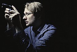 Любитель яблок Дмитрий Семаев так любит продукцию Apple, что готов использовать ее в любых ситуациях  