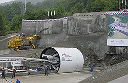 Самым сложным инфраструктурным объектом Олимпиады станет совмещенная автомобильная и железная дорога Адлер—горноклиматический курорт «Альпика-сервис» 