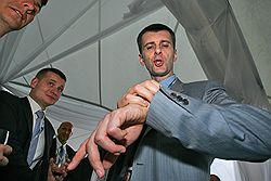 Глава группы ОНЭКСИМ Михаил Прохоров прикидывает, не пора ли идти на вечеринку «Коммерсанта» 