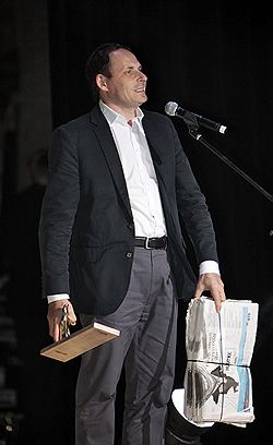 Для лауреата в номинации "Коммерсантъ-открытие" Аркадия Воложа премия стала первым публичным мероприятием, которое он посетил без усов 