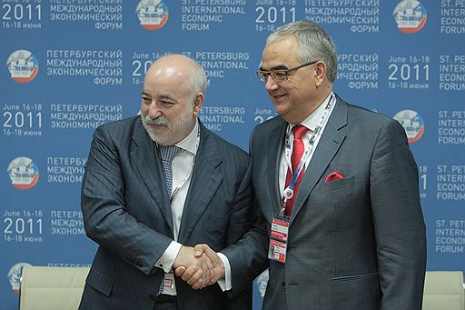 Председатель группы фармацевтических компаний Johnson&Johnson Пол Стоффелс и президент фонда "Сколково" Виктор Вексельберг (справа налево) на церемонии подписания соглашения между фондом "Сколково", компанией Johnson&Johnson и компанией Janssen Pharmaceutica 