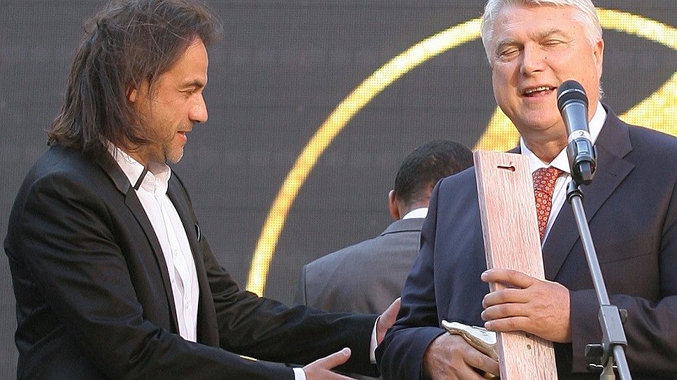 Главный редактор журнала "Деньги" Сергей Яковлев вручил премию в самой "денежной" номинации Владимиру Потемкину, заместителю калужского губернатора Анатолия Артамонова