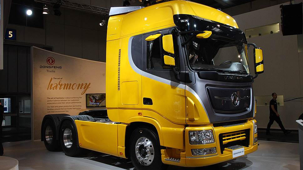 Dongfeng KX. Dongfeng KX — самая громкая премьера IAA. Мало того, что это единственная настоящая новинка среди тяжелых грузовиков, так у нее еще и непривычно высокий для китайского автопрома уровень качества! Двигатель — переосмысление продукции Cummins, трансмиссия в родстве с ZF.