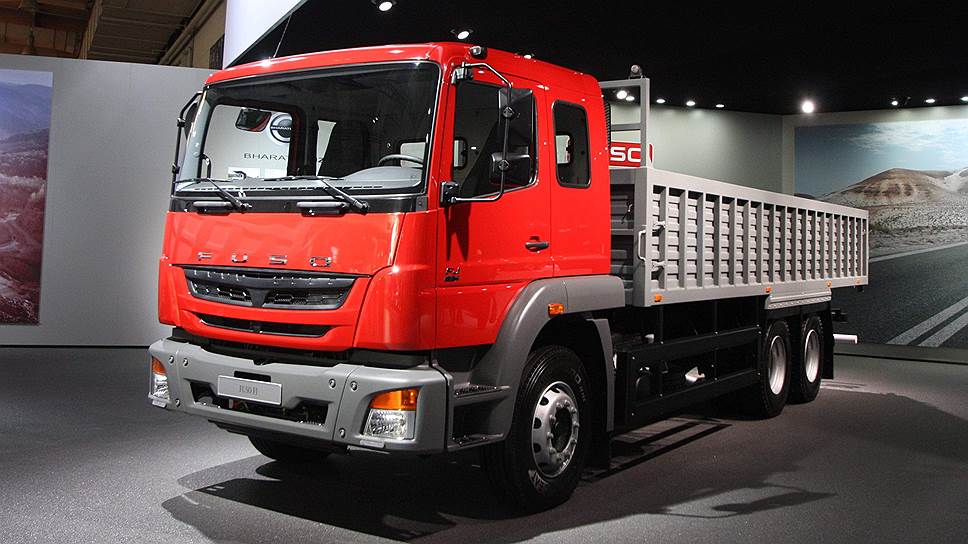 Mitsubishi Fuso. Проведя в 2010 году рестайлинг семейства Canter и доведя максимальную грузоподъемность до 6 тонн, а полную массу — до 8,55 тонны, японцы решили не останавливаться на достигнутом и привезли тяжелую версию Fuso FJ полной массой до 25 тонн. Двигатель — 340 л. с., 1200 Нм. Изучают спрос.
