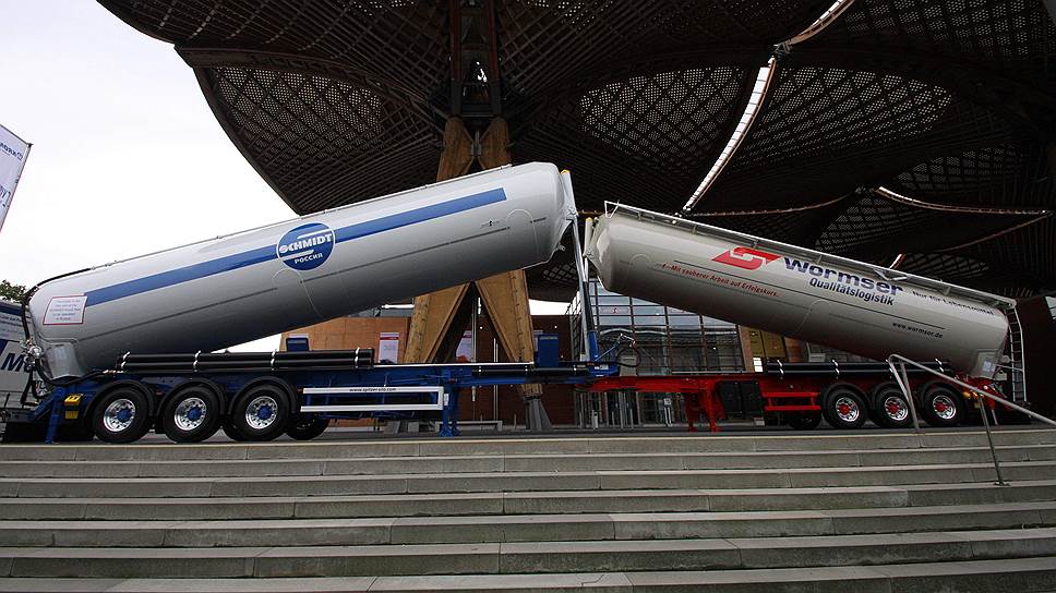 Spitzer Silo. Spitzer Silo — немецкий производитель емкостей (бочек) для сыпучих грузов — продвигает, в том числе на наш рынок, свои технологии максимально быстрой и полной разгрузки, кроме того, что емкость наклоняется, как самосвал, используя компрессор тягача, внутрь нагнетается воздух и груз выдувается полностью.