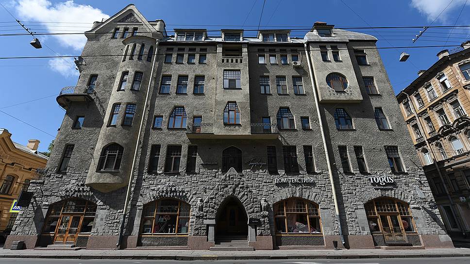 В доме на набережной Адмиралтейского канала из обычного чердака сделали пентхаус - точнее, особняк на крыше 