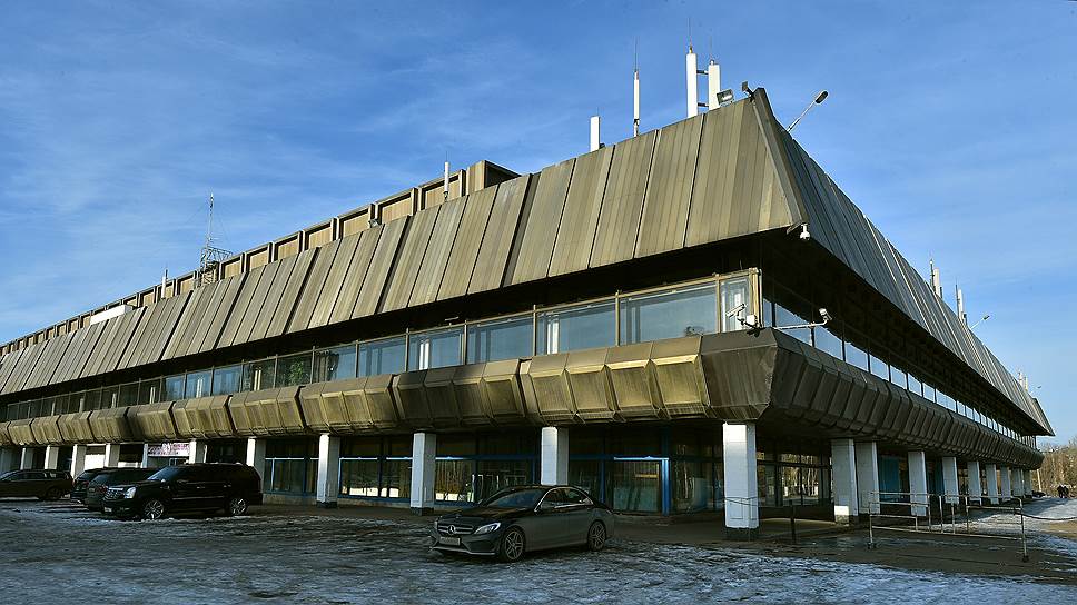 40 лет исполнилось московскому ледовому дворцу "Крылья Советов", который стал первым и пока единственным в стране спортивным сооружением с алюминиевыми перекрытиями