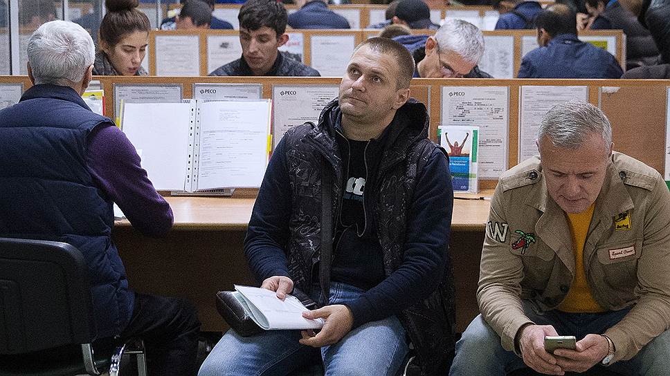 Посетители офиса страховщика - участника системы "единый агент" еще не знают, полис какой компании им достанется