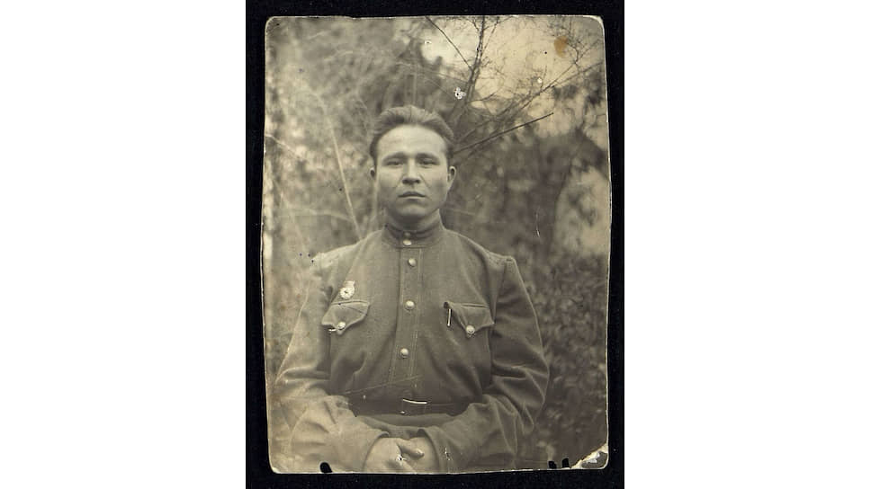 Фотография Акима Чуксина в военной форме со знаком «Гвардия» с фронта с надписью на обороте: «Дочке Тамаре на память с фронта от папы»