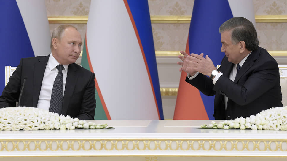 Президент России Владимир Путин и президент Узбекистана Шавкат Мирзиёев во время церемонии подписания совместных документов по итогам российско-узбекских переговоров в государственной резиденции «Куксарой», 10 октября 2018 г. 