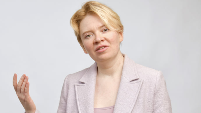 Работать много и долго