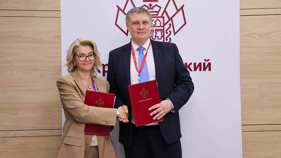 Председатель правления банка НОВИКОМ Елена Георгиева и первый заместитель губернатора Краснодарского края Игорь Галась