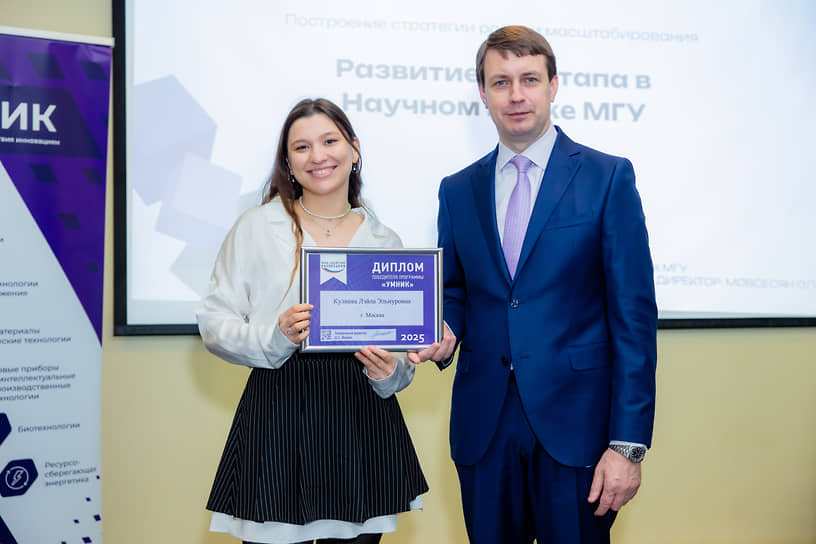 Генеральный директор ФСИ Андрей Жижин награждает победителей программы «УМНИК»