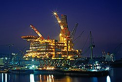 Специально для российского завода по сжижению природного газа, построенного в рамках проекта «Сахалин-2», Shell разработала уникальную технологию применения двойного смешанного хладагента, предусматривающую сжижение природного газа с использованием низких температур окружающего воздуха 