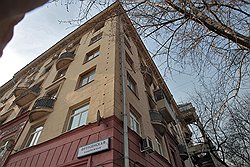 Квартира на первом этаже в качественной «сталинке» на Фрунзенской набережной готова расселиться за $1 млн