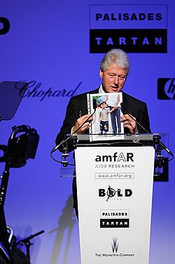 В прошлом году экспрезидент США Билл Клинтон на аукционе amfAr Cinema Against AIDS продал свой саксофон 