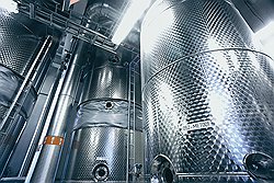 Водку Absolut до сих пор производят по той же технологии ректификации, которую в XIX веке внедрил Ларс Олсон Смит 