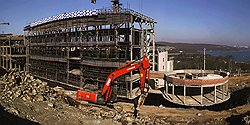 Здесь появится конференц-зал на 900 мест, естественнонаучный и финансово-экономический корпуса 