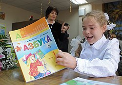 Молодые учителя больше нравятся детям, поскольку они более эмоциональные. Зато учителя среднего и старшего возраста более опытные: они лучше умеют поддерживать дисциплину в классе, глубже знают предметы 