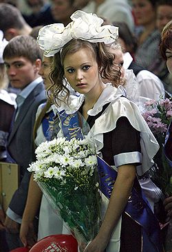 Итоги прошедшего Года учителя позволяют надеяться на то, что у нынешних выпускников появится стимул в недалеком будущем вернуться в свои школы, но уже в качестве учителей