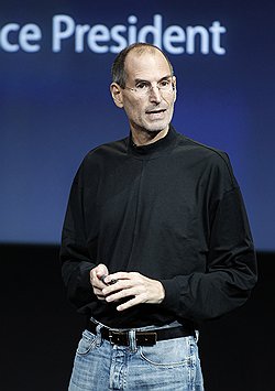 Один из отцов Apple, Стив Джобс, носит пластиковые Swatch с датой и днем недели. А в его компании многие носят вместо часов маленький квадратный iPod nano 