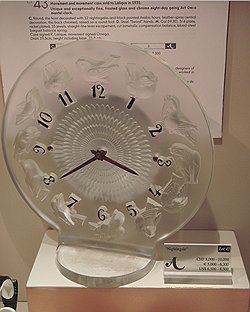 Часы Omega с циферблатом из закаленного стекла, подписанные Рене Лаликом. С аукциона Antiquorum Omegamania, 2007 г.